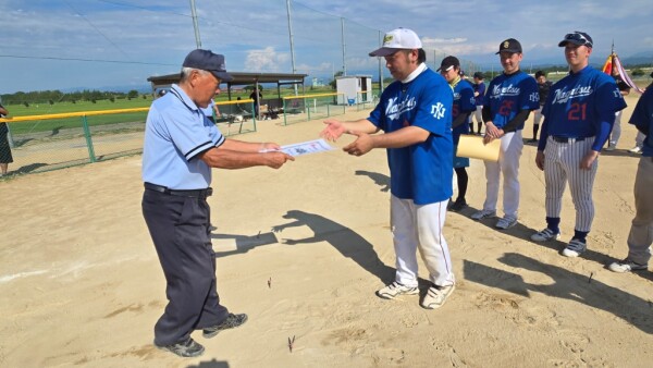 第56回業種別対抗ソフトボール大会_準優勝チーム_表彰式3