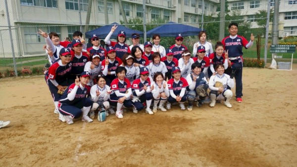 マスターズ石川大会　交流試合後の集合写真　＜　韓国チーム対七尾女子チーム　＞