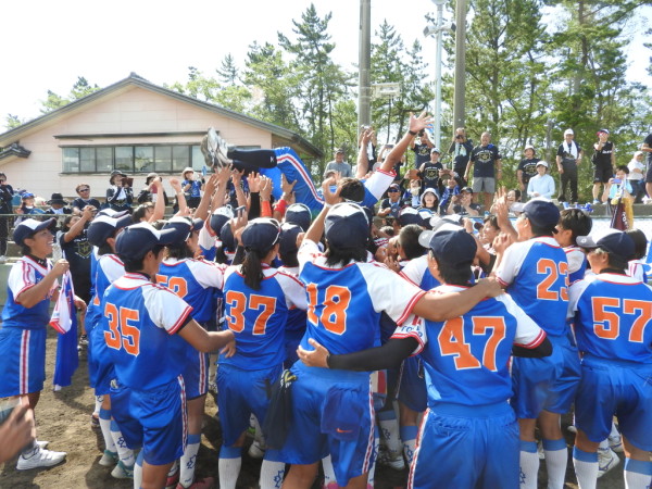 2018インカレ女子優勝チーム＜日本体育大学＞　胴上げ１